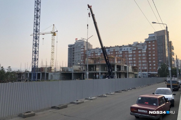 В прошлый Новый год кран на стройплощадке украсили иллюминацией, в этом году здесь идут активные работы В прошлый Новый год кран на стройплощадке украсили иллюминацией, в этом году здесь идут активные работы