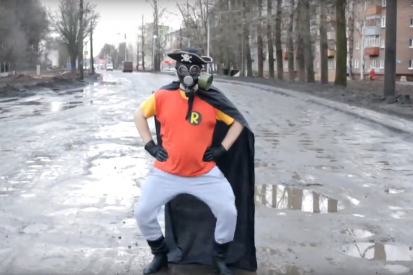 Кстати, парень стоит на Тутаевском шоссе Кстати, парень стоит на Тутаевском шоссе