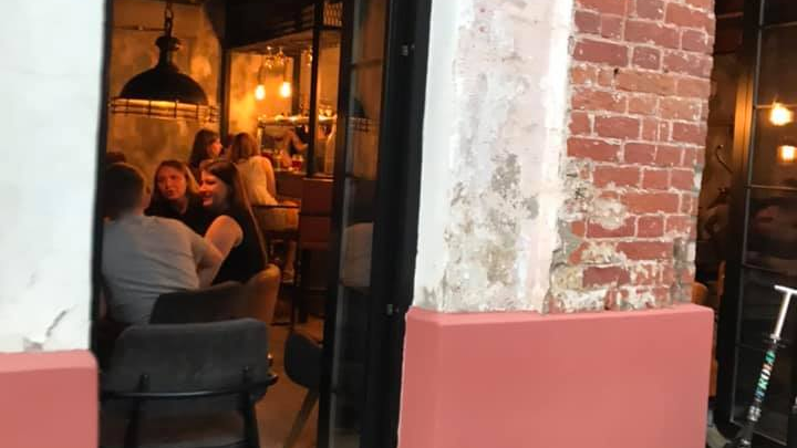 «Рискнуть здоровьем людей ради монет»: ярославцы накинулись на владельцев полностью открытого кафе