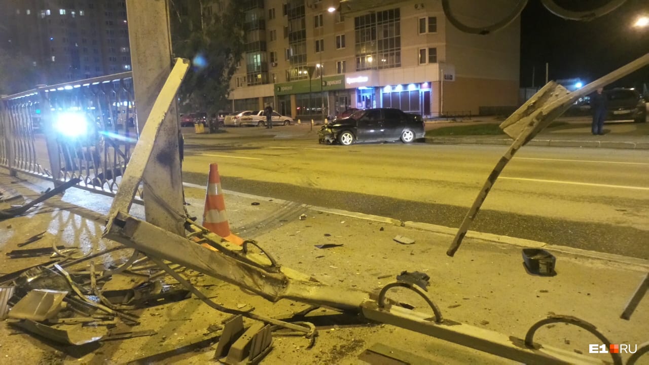 «Проткнула колесо на полном ходу»: в Екатеринбурге Lada протаранила железное ограждение