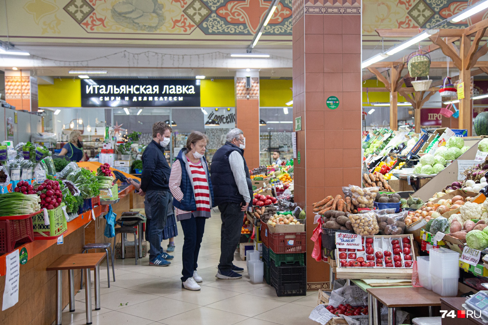 Начнём с Центрального рынка. На этом фото маски есть у всех, но приспускать повязку, как эта женщина, всё-таки не стоит Начнём с Центрального рынка. На этом фото маски есть у всех, но приспускать повязку, как эта женщина, всё-таки не стоит