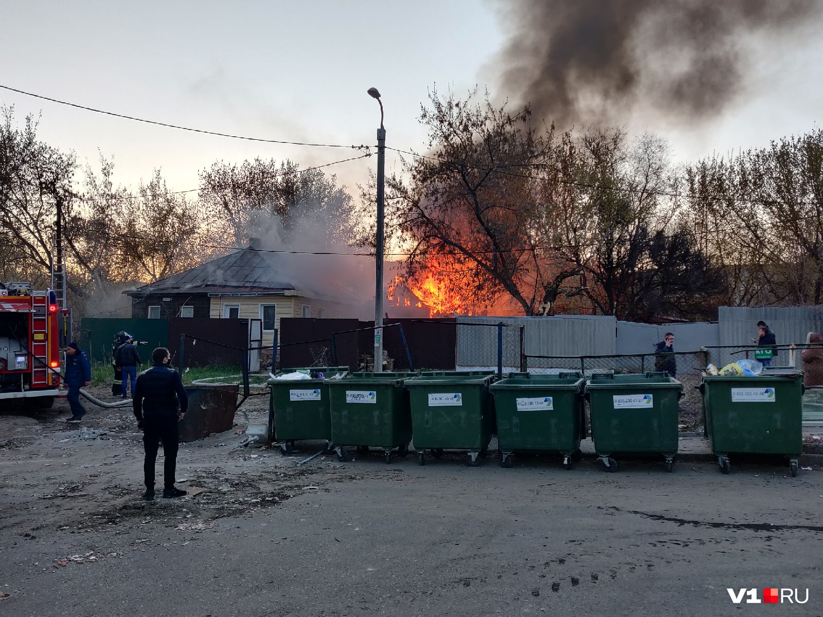 Волгоград возгорание. Пожар в Волгограде Краснооктябрьском районе. Пожарные Волгоград. Пожар Самарская Волгоград. Пожар в Волгограде сегодня в Краснооктябрьском районе.