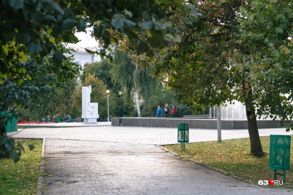 Сквер имени известного барда переименовали в 2000 году Сквер имени известного барда переименовали в 2000 году