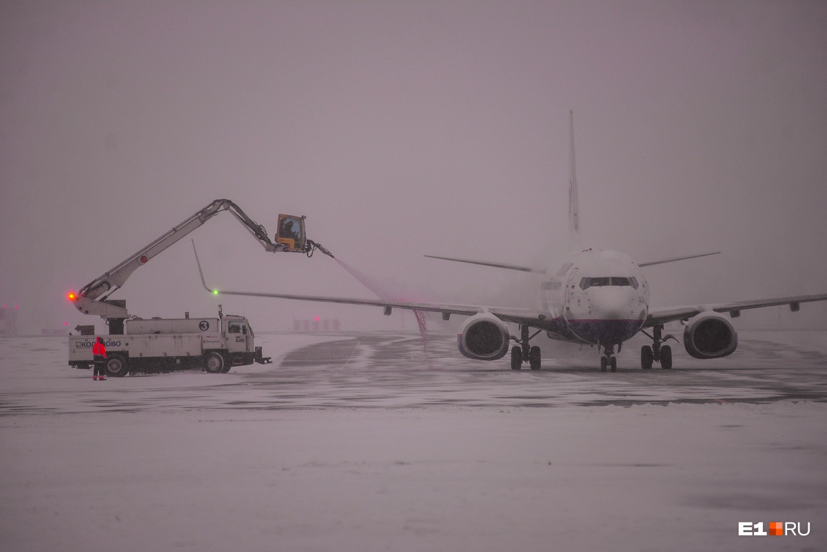 Не долетели четыре рейса: из-за снежного шторма в Екатеринбурге самолеты развернули в воздухе