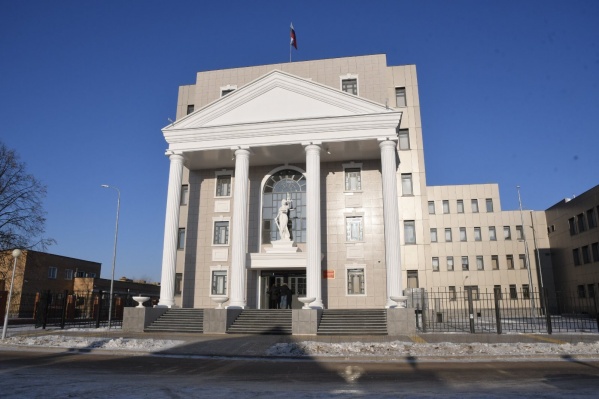 Главный вход в Автозаводской райсуд Тольятти выглядит монументально Главный вход в Автозаводской райсуд Тольятти выглядит монументально
