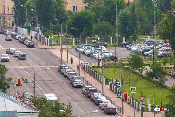 В районе площади Куйбышева тоже придется парковаться за деньги В районе площади Куйбышева тоже придется парковаться за деньги
