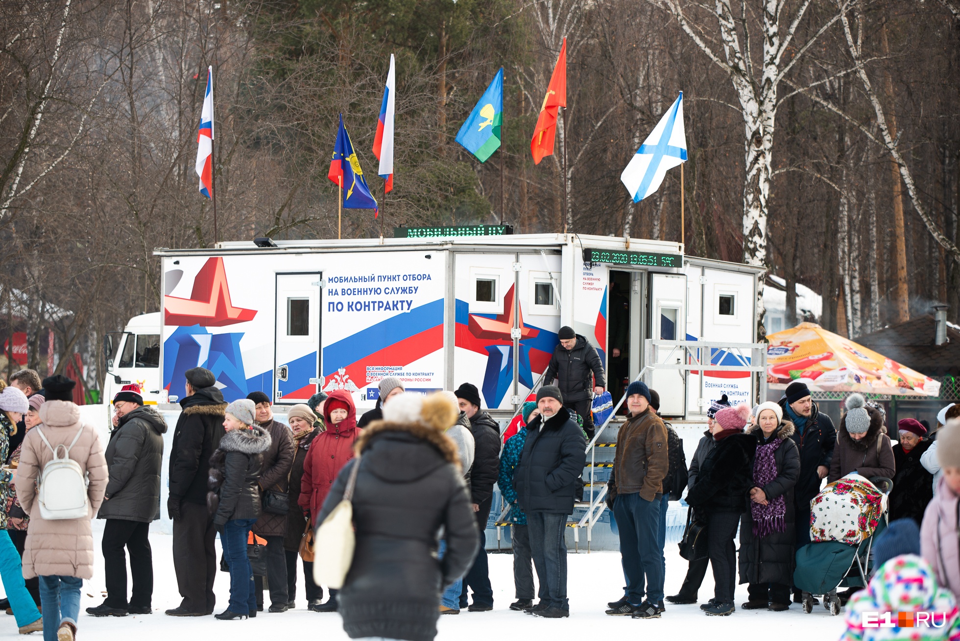 В мобильный пункт, где отбирали людей на контрактную службу, такой очереди не было В мобильный пункт, где отбирали людей на контрактную службу, такой очереди не было