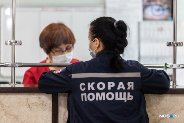 Сотрудник скорой помощи в приёмном отделении Сотрудник скорой помощи в приёмном отделении 
