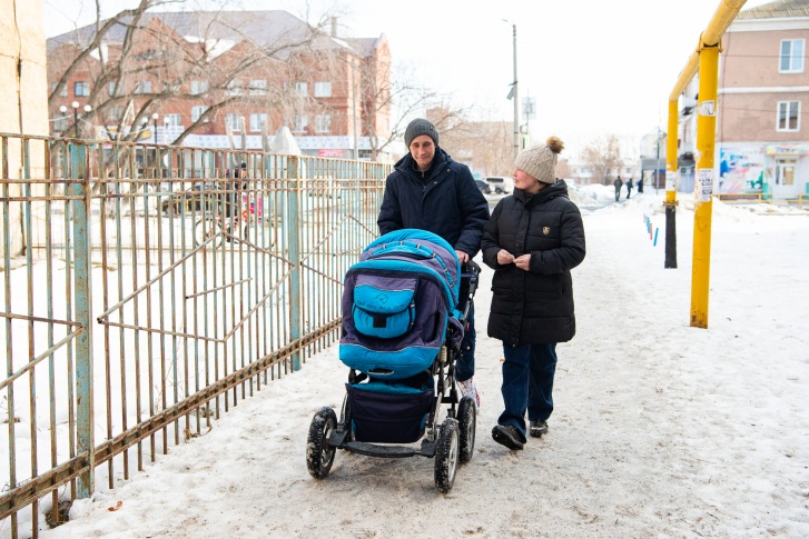 Дмитрий и Алена гуляют с младшим сыном Андрюшей