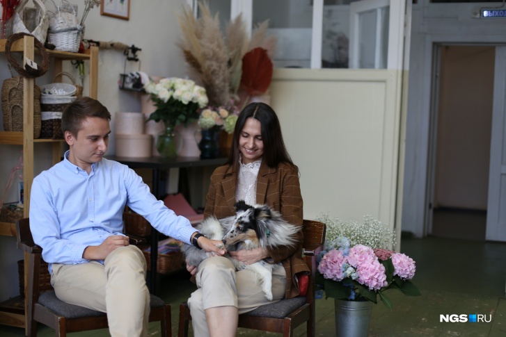 Дмитрий Воеводин, Анастасия Лямина и их собака по имени Оззи. Полтора года назад они открыли цветочную мастерскую в Новосибирске 