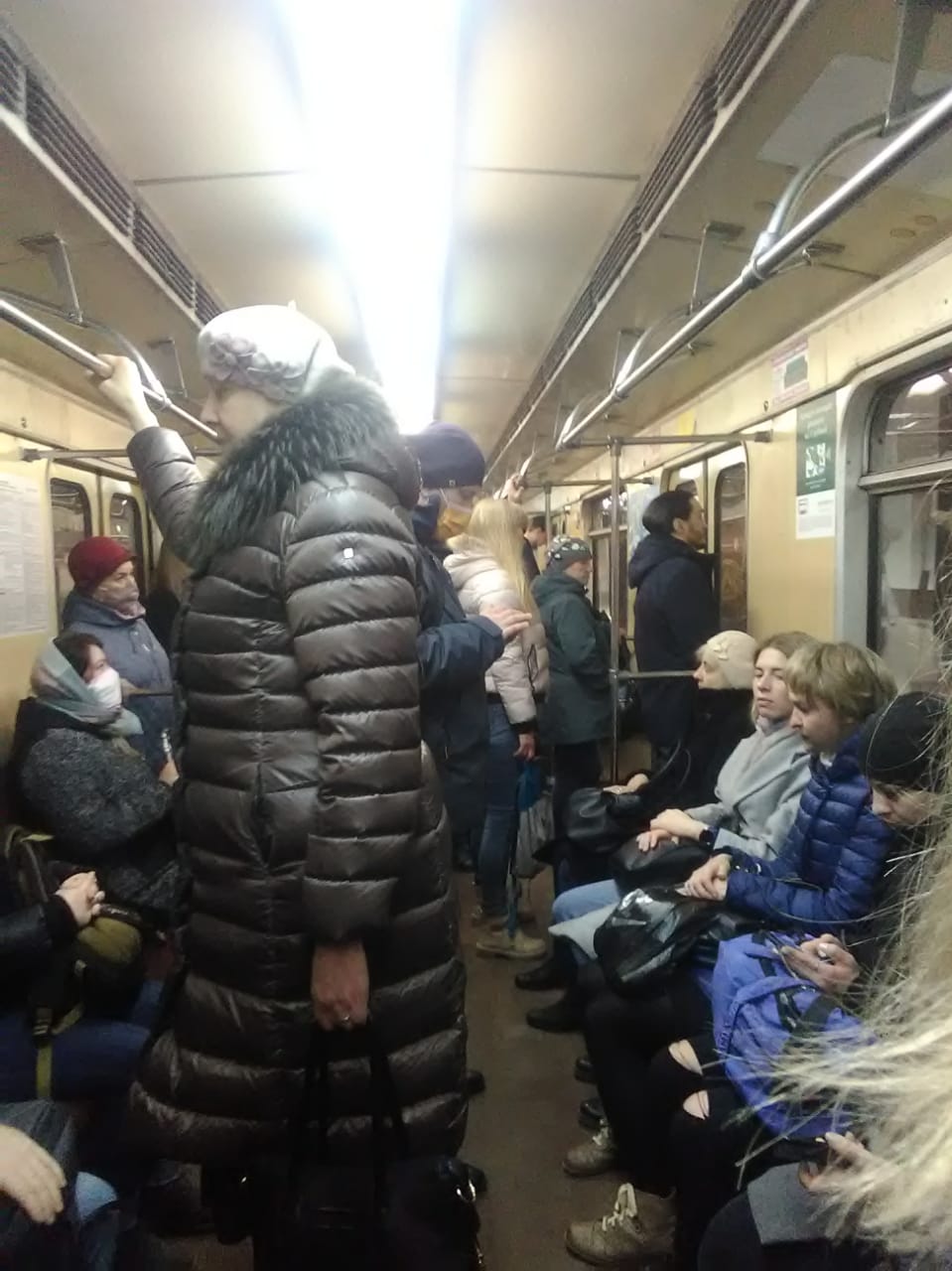 Кажется, в метро мало кто думает о социальной дистанции Кажется, в метро мало кто думает о социальной дистанции