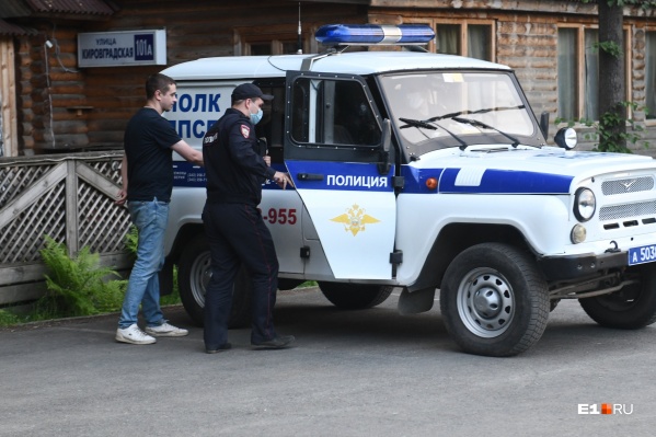 Одного из организаторов пригласили в служебную машину Одного из организаторов пригласили в служебную машину