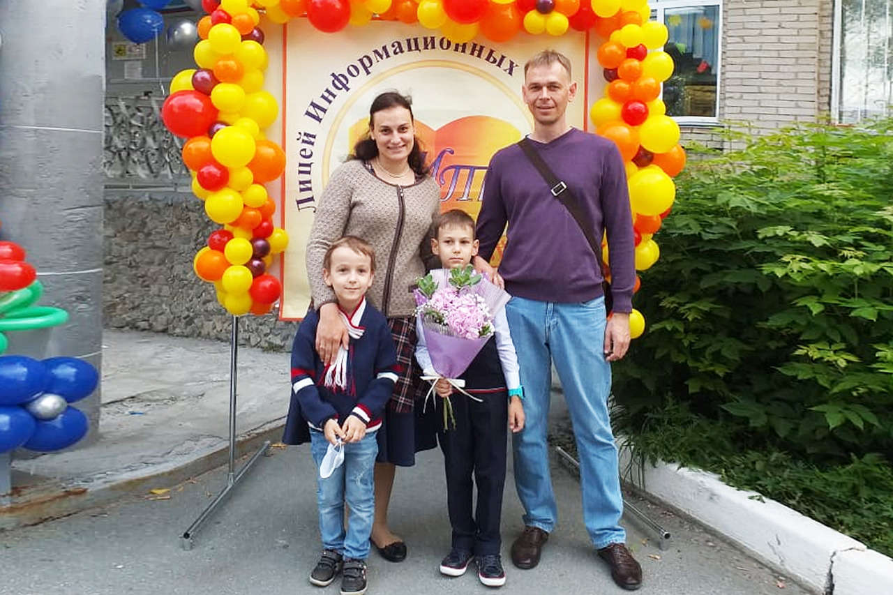На фото Елена до преображения с супругом и сыновьями На фото Елена до преображения с супругом и сыновьями
