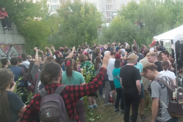 Несколько десятков подростков собрались на открытие фестиваля «Маргинальная ночь» Несколько десятков подростков собрались на открытие фестиваля «Маргинальная ночь»