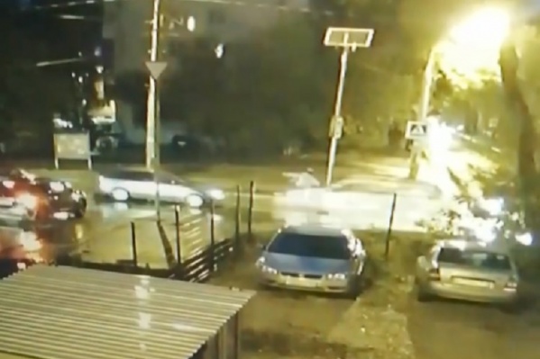 Пешеход даже не успел среагировать на приближающееся авто Пешеход даже не успел среагировать на приближающееся авто