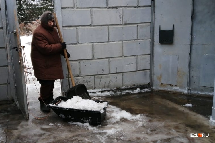 Под Екатеринбургом перемерзший ручей устроил зимний потоп в частном секторе: видео