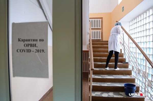 Медики уже несколько месяцев борются с коронавирусом Медики уже несколько месяцев борются с коронавирусом