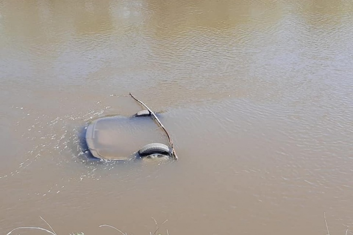 Автомобиль ушел под воду полностью Автомобиль ушел под воду полностью