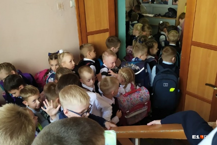 Очередь в раздевалку одной из екатеринбургских школ Очередь в раздевалку одной из екатеринбургских школ
