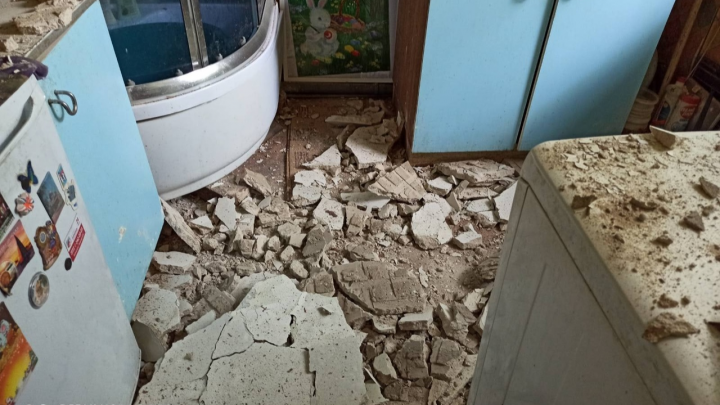 К расследованию истории с обрушением потолка у нижегородского ветерана подключился СК