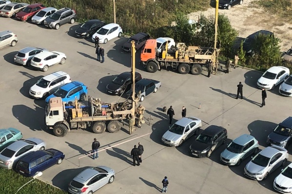 Жителей возмутила бурильная установка посреди их парковки Жителей возмутила бурильная установка посреди их парковки