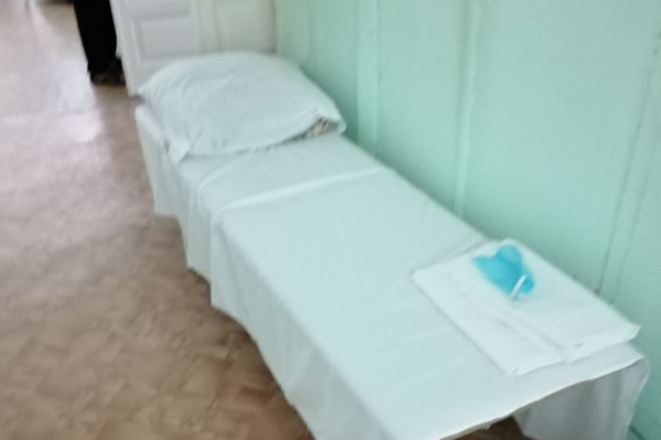 На такой кушетке новосибирцу пришлось провести несколько ночей. Одно из главных неудобств — отсутствие личного пространства, мимо постоянно ходили люди На такой кушетке новосибирцу пришлось провести несколько ночей. Одно из главных неудобств — отсутствие личного пространства, мимо постоянно ходили люди