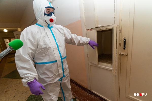 Вот в этот «шкафчик» врачи ставят еду для пациентов, они с другой стороны ее забирают Вот в этот «шкафчик» врачи ставят еду для пациентов, они с другой стороны ее забирают