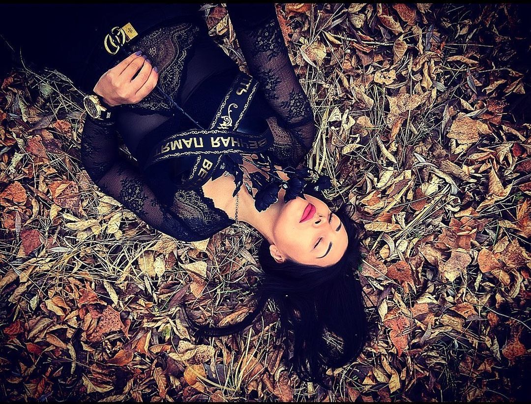 Екатерина не верит в приметы и спокойно фотографируется с похоронными атрибутами Екатерина не верит в приметы и спокойно фотографируется с похоронными атрибутами