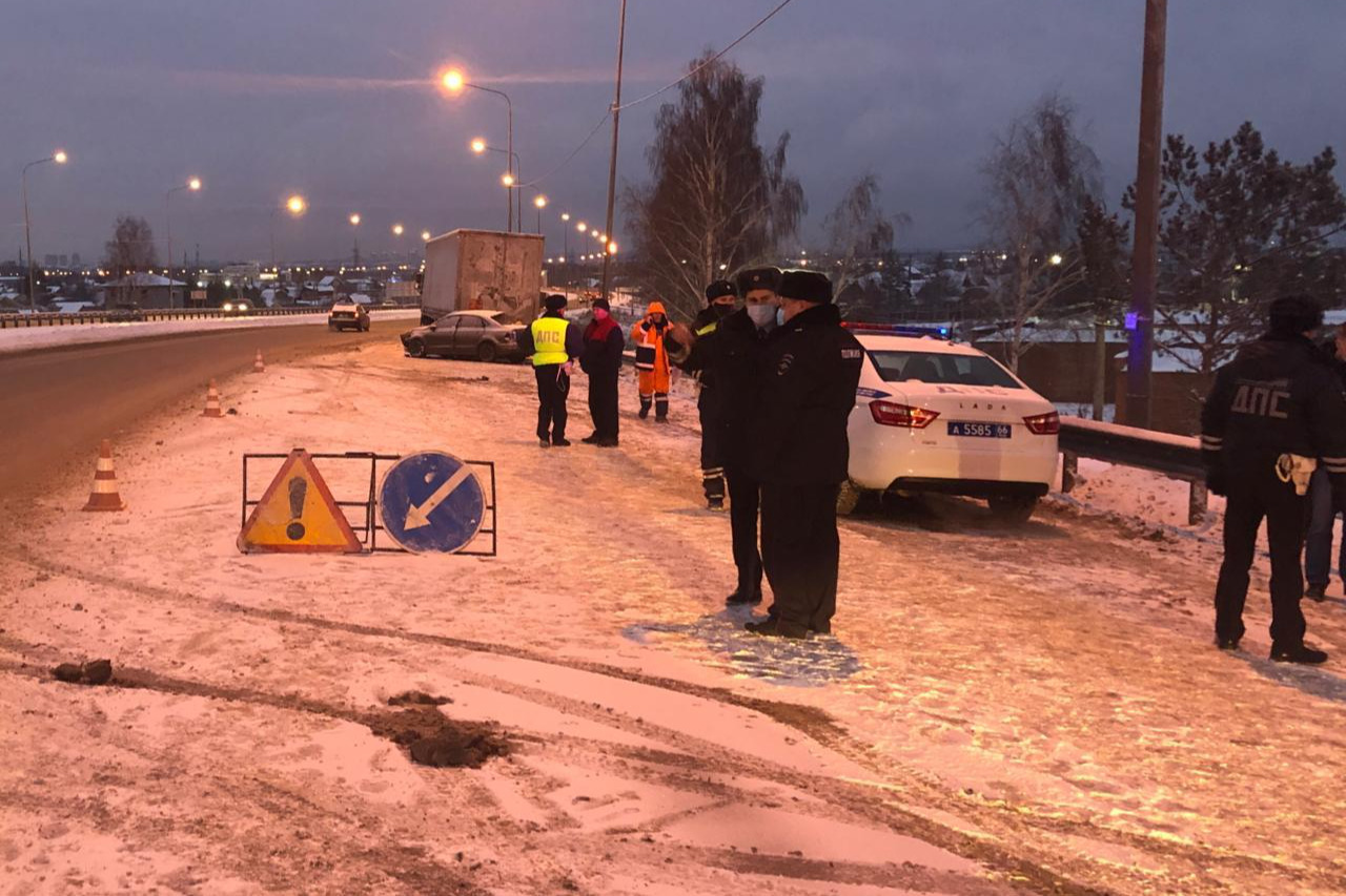 На Челябинском тракте погибла девушка-водитель, въехавшая в фуру на обочине