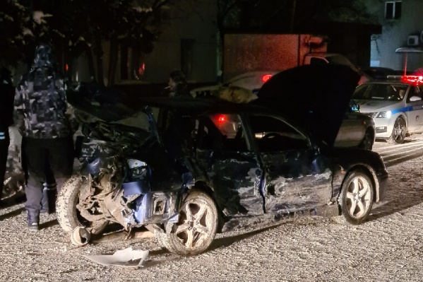 Автомобиль получил серьезные повреждения — его сильно смяло от столкновений с другими машинами Автомобиль получил серьезные повреждения — его сильно смяло от столкновений с другими машинами