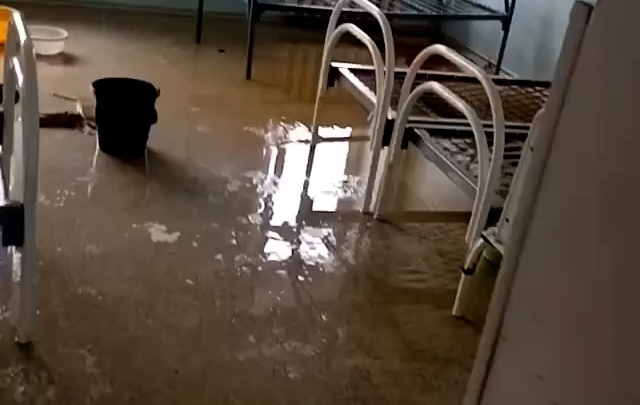 В Челябинской области районную больницу затопило дождём