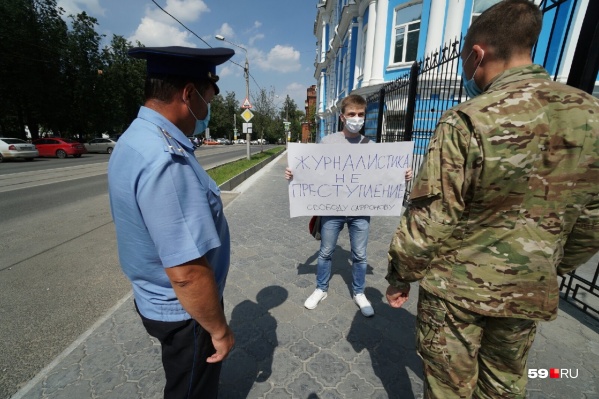 Одиночный пикет Михаила Даниловича длился 15 минут Одиночный пикет Михаила Даниловича длился 15 минут