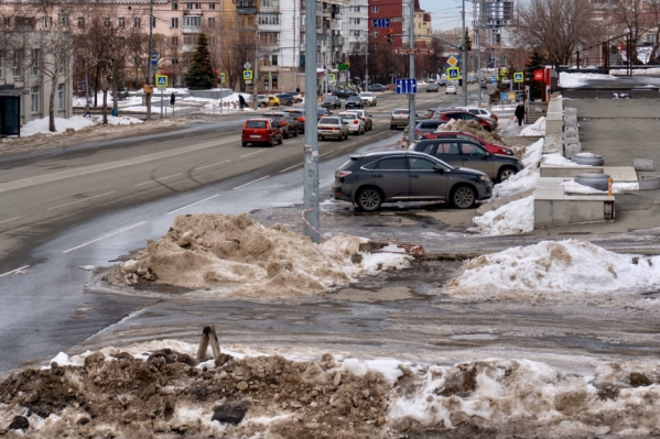 Даже молодому и здоровому человеку преодолеть препятствия в виде сугробов, отсутствия тротуаров, парковки и лестниц стоит больших усилий. Как же тогда быть посетителям Пенсионного фонда? Даже молодому и здоровому человеку преодолеть препятствия в виде сугробов, отсутствия тротуаров, парковки и лестниц стоит больших усилий. Как же тогда быть посетителям Пенсионного фонда?