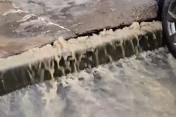 Вода лилась на улицу прямо из-под асфальта Вода лилась на улицу прямо из-под асфальта 
