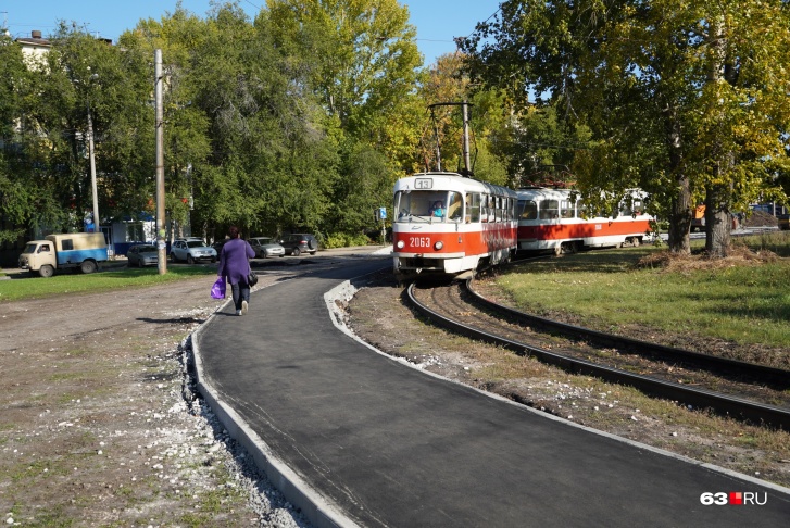 Тротуар для пешеходов ведет к новой остановке Тротуар для пешеходов ведет к новой остановке