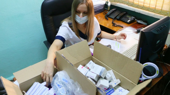 Омские участковые терапевты начали выдавать бесплатные лекарства от коронавируса