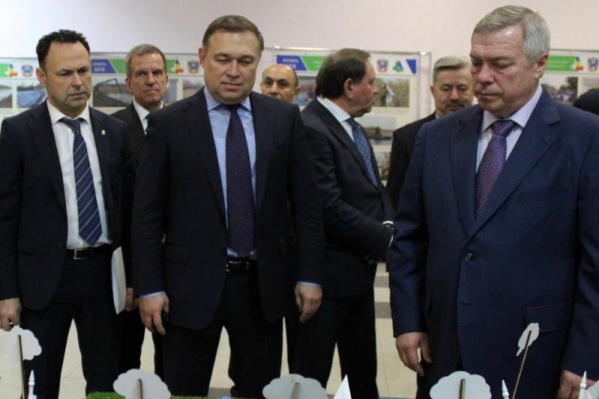 Представители донской власти у стенда Представители донской власти у стенда