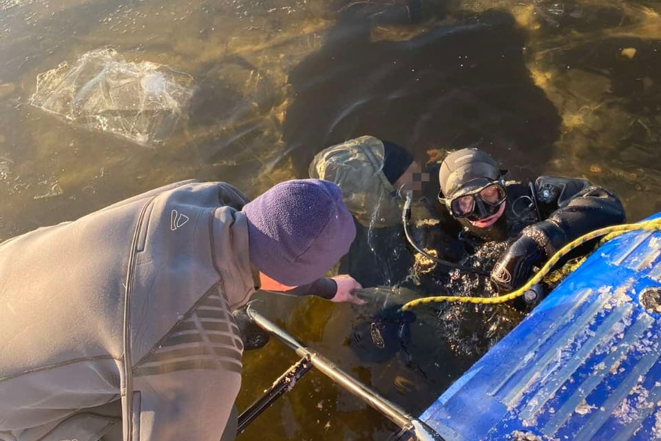 В Борском районе водолазы достали тела двоих мужчин, утонувших на снегоходе