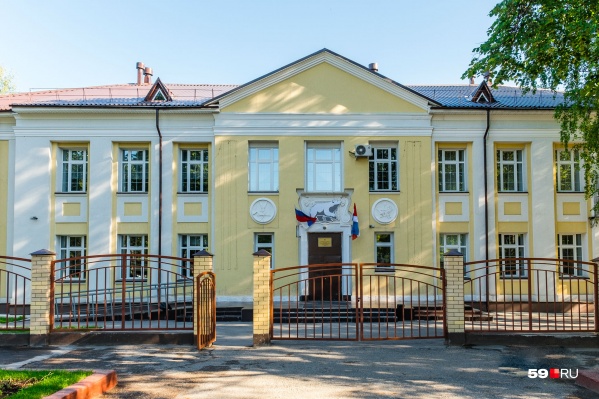 Пусть школы и закрыты, но работники должны получить зарплату Пусть школы и закрыты, но работники должны получить зарплату