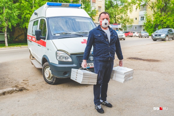 Денис Хабибулин развозит пиццу в перчатках и респираторе Денис Хабибулин развозит пиццу в перчатках и респираторе