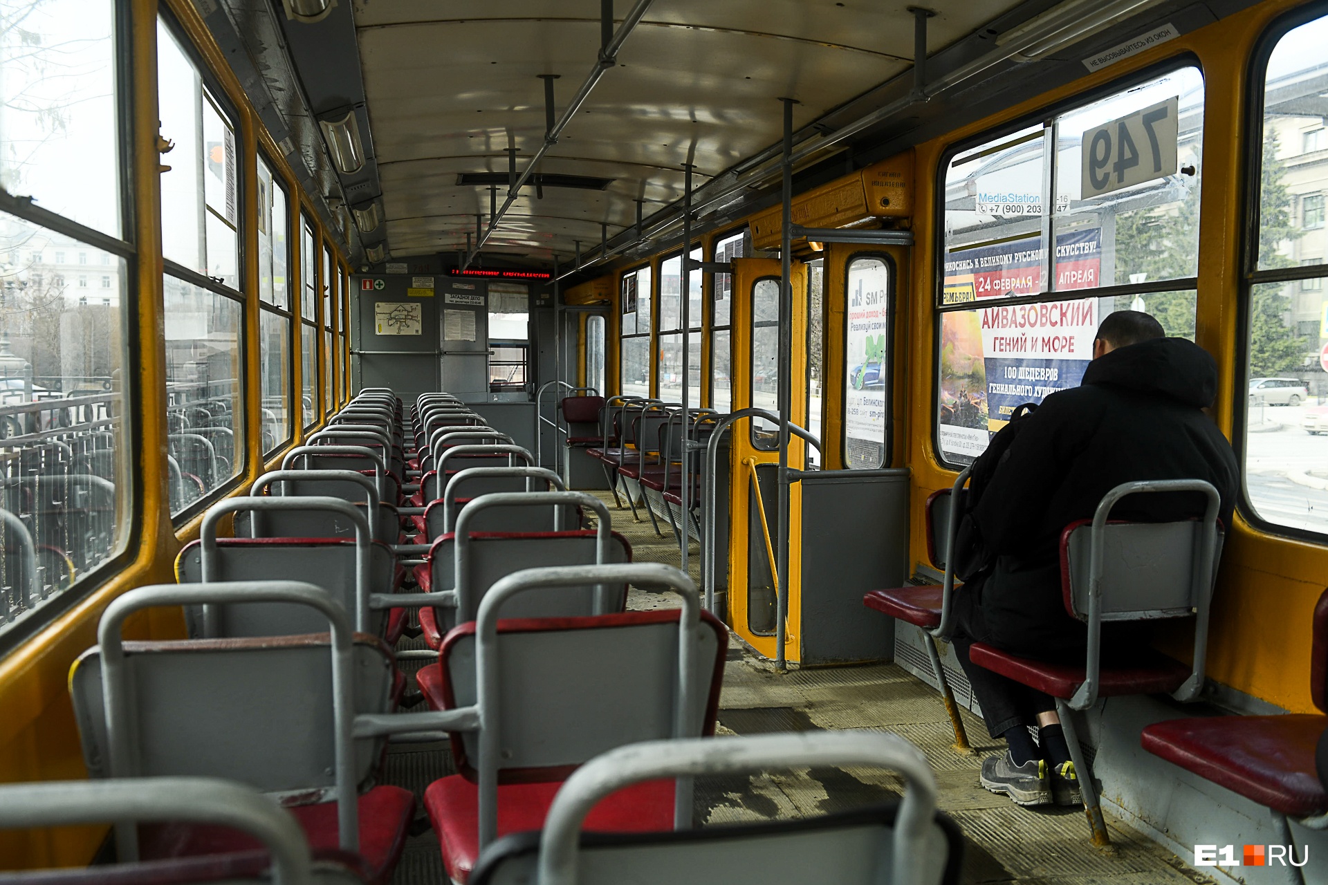 Необитаемый транспорт: фоторепортаж из пустующих автобусов, трамваев и метро Екатеринбурга