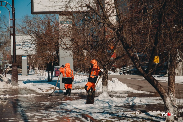 В Тюмени после внезапного похолодания постепенно оттаивают тротуары. Коммунальщики в меру сил прибирают город, а тюменцы жалуются на неприятный запах В Тюмени после внезапного похолодания постепенно оттаивают тротуары. Коммунальщики в меру сил прибирают город, а тюменцы жалуются на неприятный запах