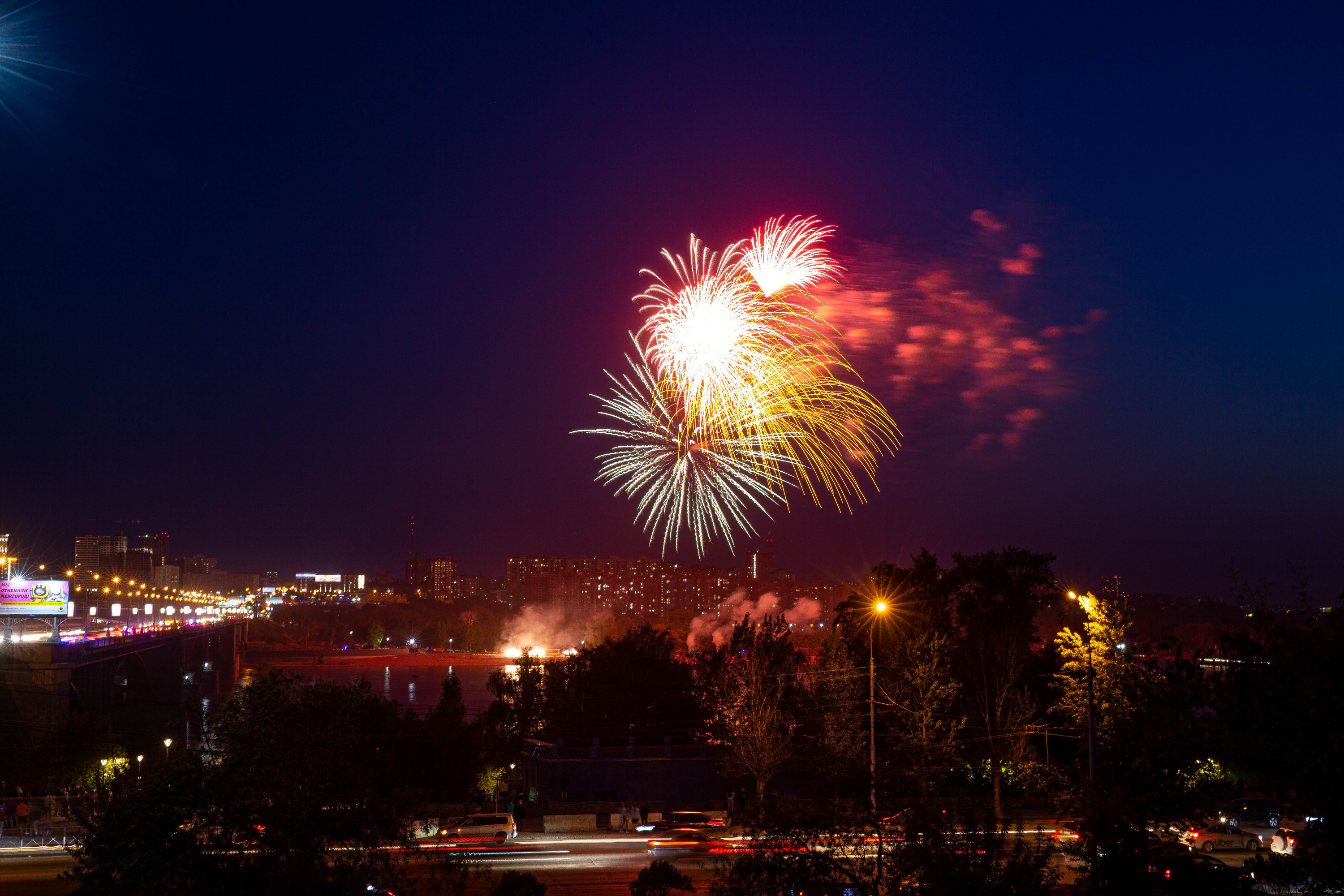 Первые залпы должны были прозвучать в 22:00 по местному времени, но немного задержались Первые залпы должны были прозвучать в 22:00 по местному времени, но немного задержались
