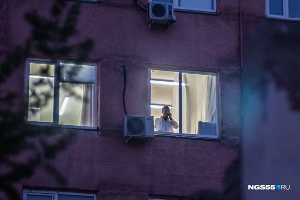 Многим медикам из-за напряжённого графика приходится ночевать на работе Многим медикам из-за напряжённого графика приходится ночевать на работе