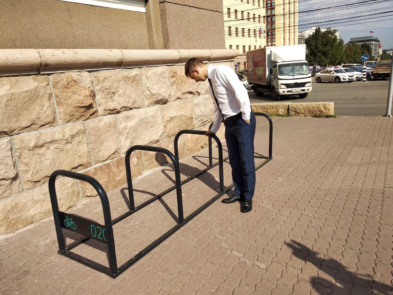 Вице-мэр по городской среде Александр Егоров презентовал на днях велопарковки у администрации. По его мнению, они удобные и отвечают современным требованиям Вице-мэр по городской среде Александр Егоров презентовал на днях велопарковки у администрации. По его мнению, они удобные и отвечают современным требованиям