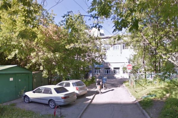 Лариса Турханова работала в 17-й поликлинике. Сейчас учреждение отказывается говорить о смерти своей сотрудницы, а источник редакции утверждает, что на работу врач перестала ходить ещё в мае Лариса Турханова работала в 17-й поликлинике. Сейчас учреждение отказывается говорить о смерти своей сотрудницы, а источник редакции утверждает, что на работу врач перестала ходить ещё в мае