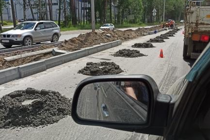 На Бердском шоссе ремонтируют дорогу На Бердском шоссе ремонтируют дорогу