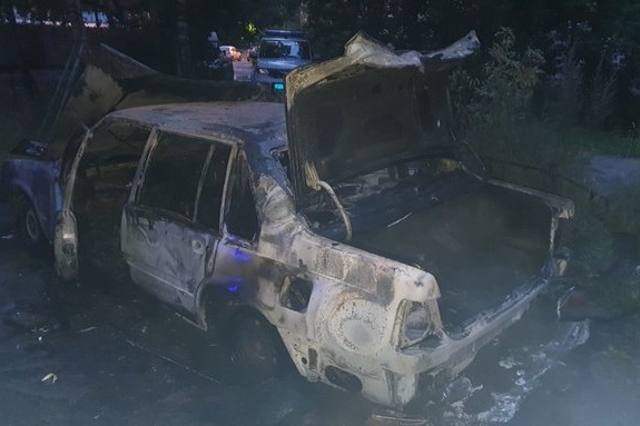В результате пожара старенькая иномарка выгорела полностью В результате пожара старенькая иномарка выгорела полностью 