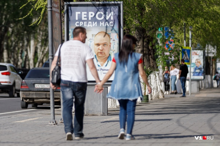 По центру города прогуливались молодые пары и семьи с детьми По центру города прогуливались молодые пары и семьи с детьми