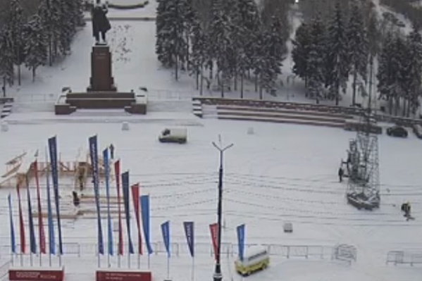 Каркас елки уже почти собран Каркас елки уже почти собран